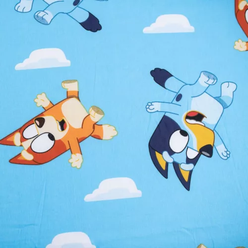 Bluey jersey gumis lepedő 90x200 cm – vidám mintás gyerek lepedő
